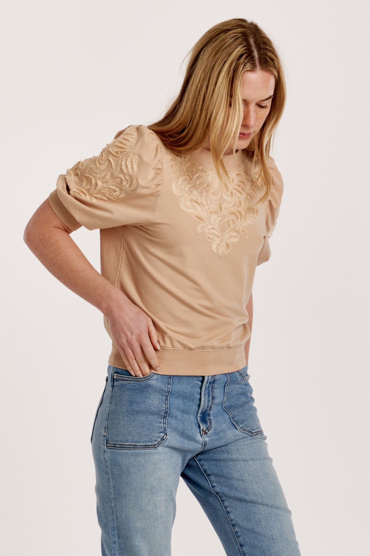 kyle-elbow-sleeve-top-w/embroidery-buckwheat