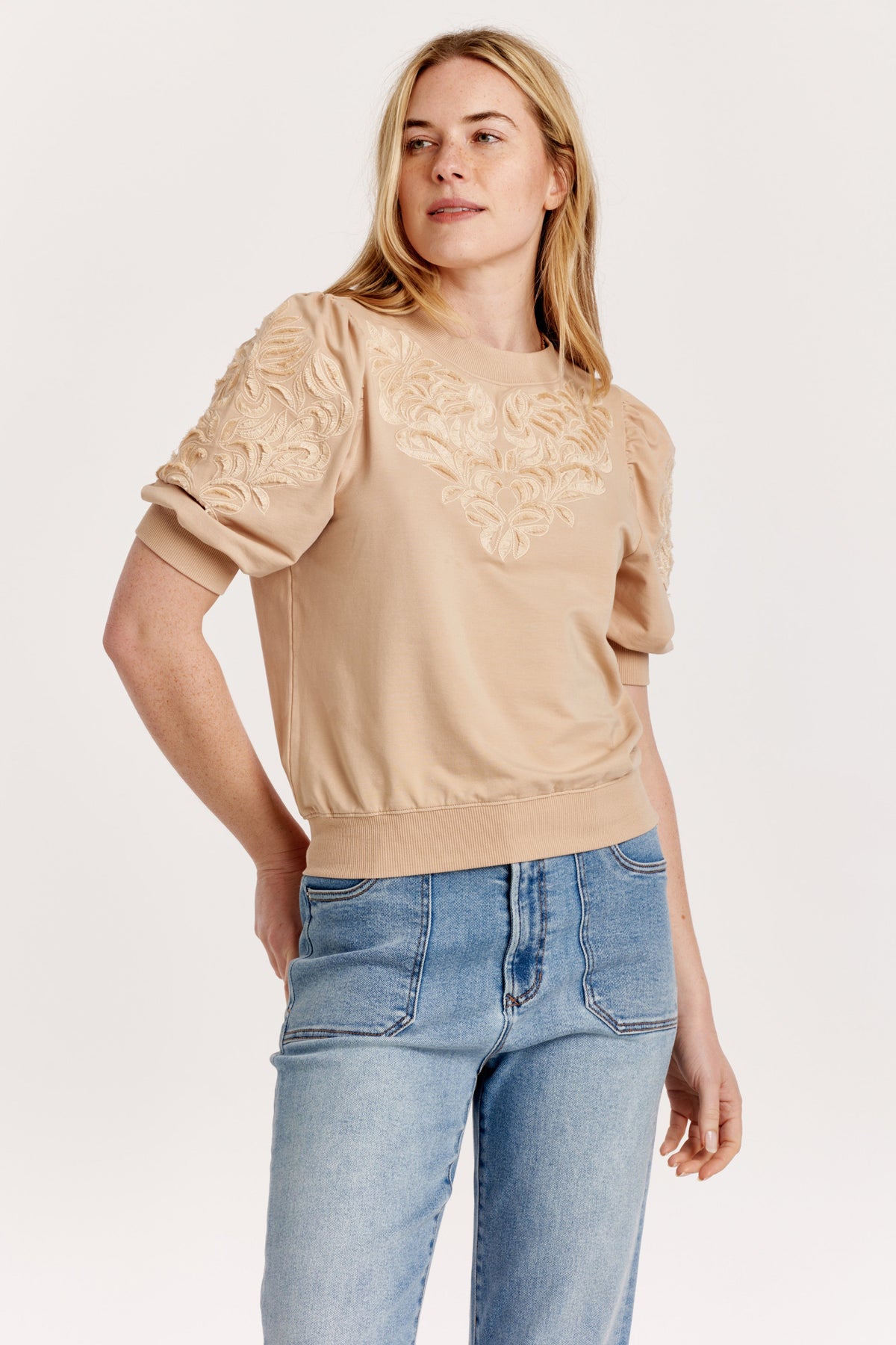 kyle-elbow-sleeve-top-w/embroidery-buckwheat