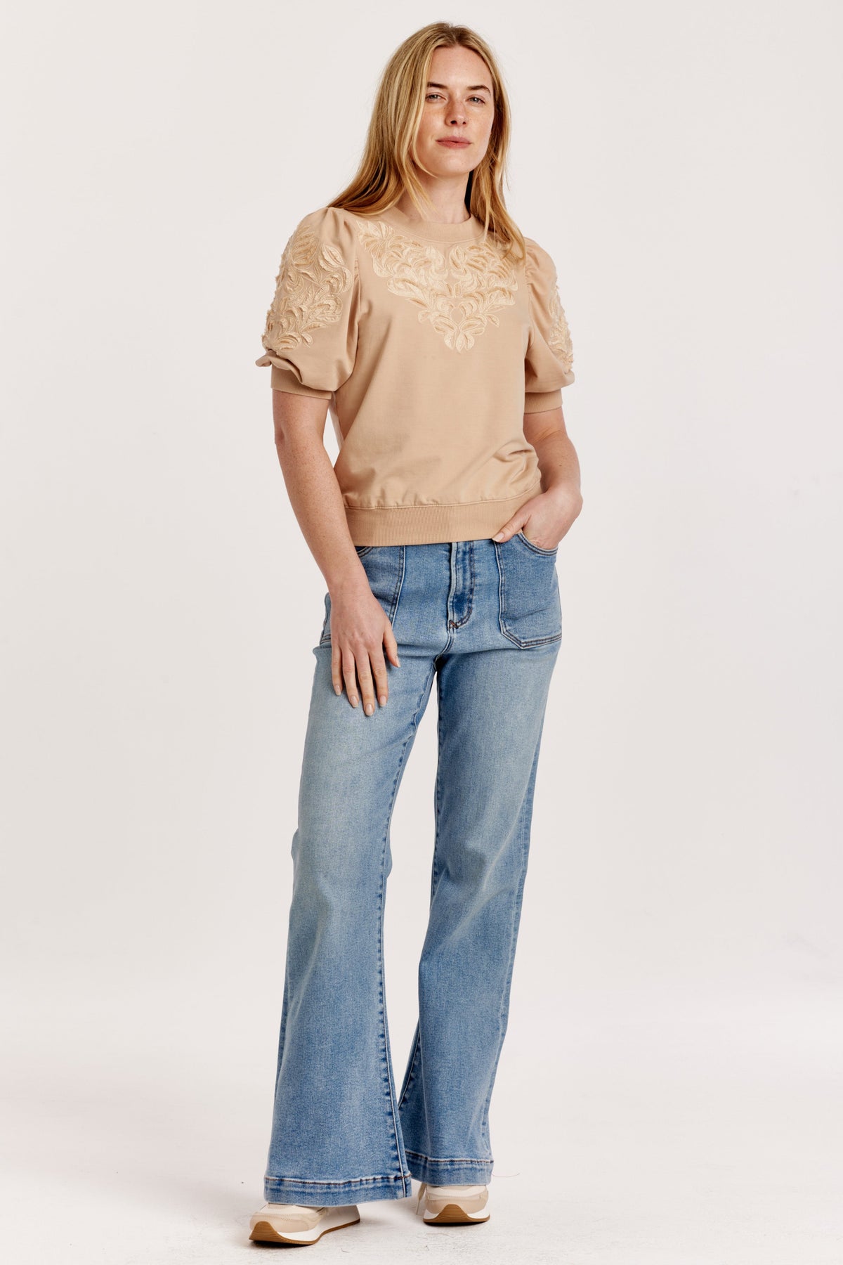 kyle-elbow-sleeve-top-w/embroidery-buckwheat