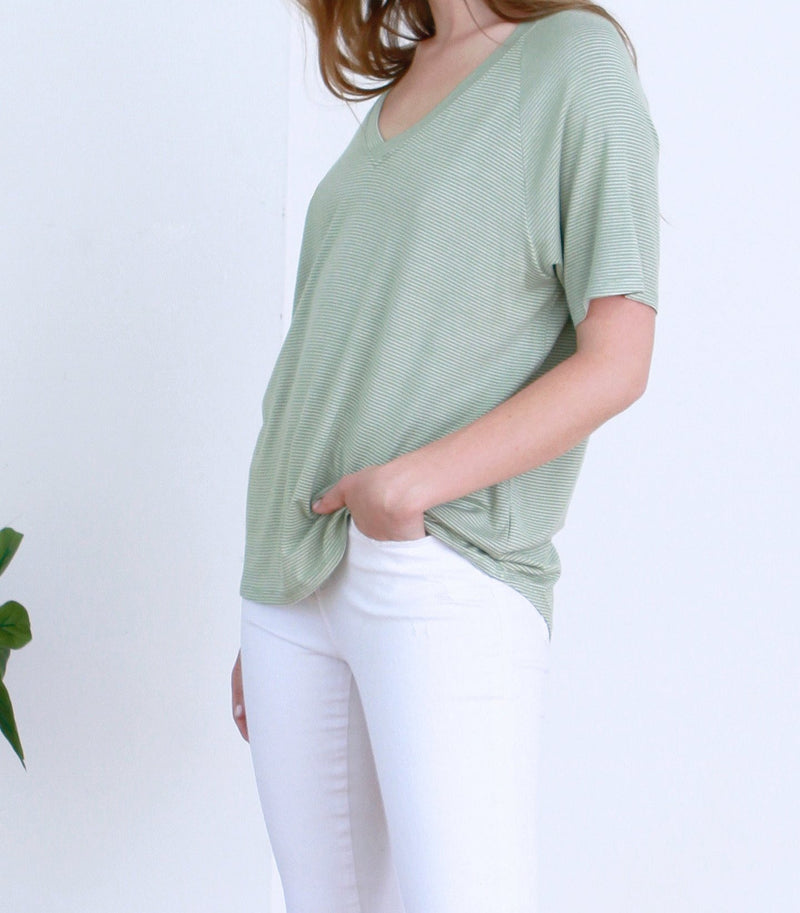 TAYLOR STRIPE RELAXED V-NECK AGAVE